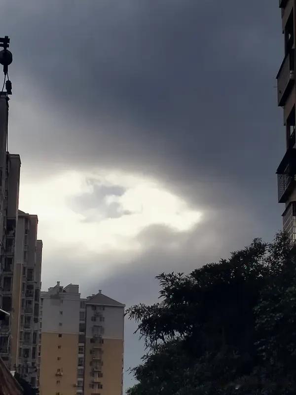 老天对人的安排真的公平吗？我看未必。就说我身边的例子，朋友A出身富裕家庭，从小接