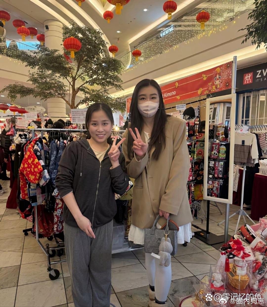 网友超市偶遇59岁王祖贤，素颜随性依旧气质出众，岁月不败美人，低调又温柔 