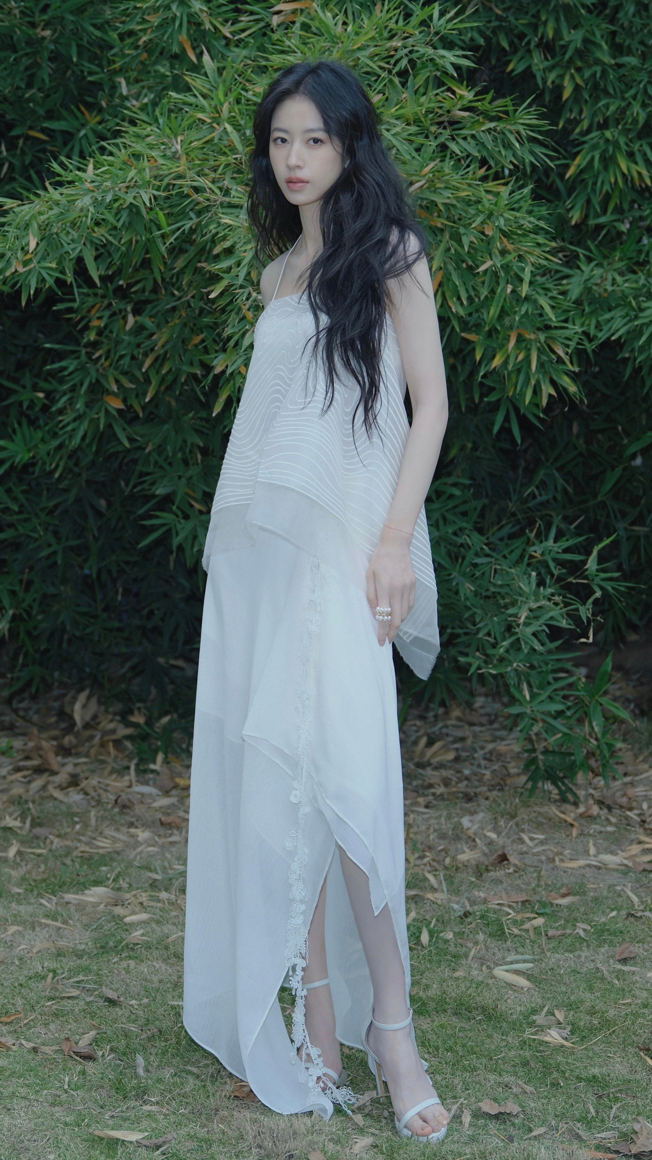 中国电影120周年活力之夜周雨彤定妆照出图，白裙长发优雅美人🤍 