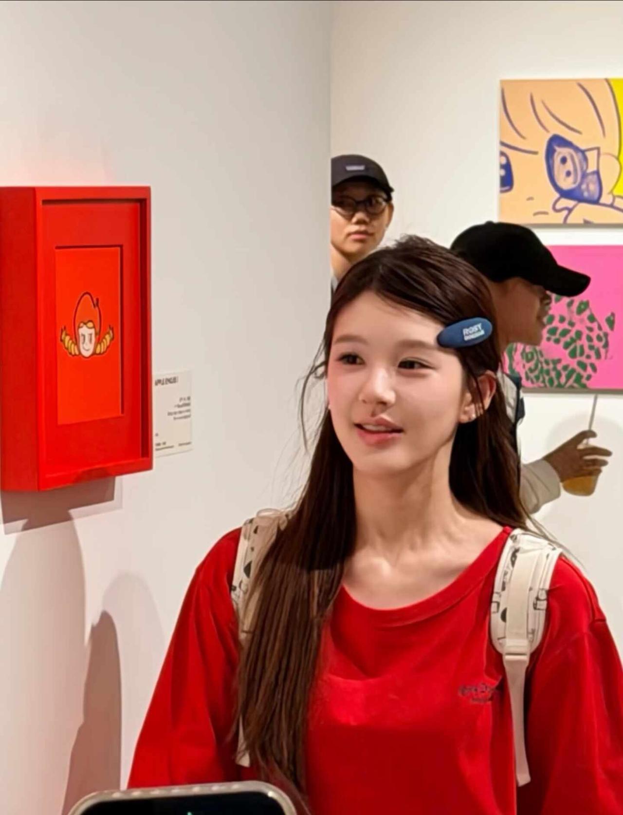 和露思宝宝同一天看了同样的展！！！
是哪个小女孩又幸福了
我愿称之为八月坠值得看