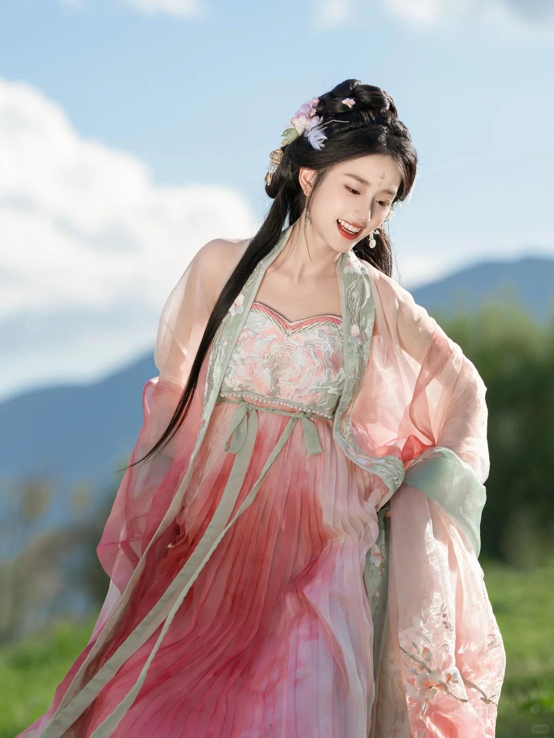 海天霞| 齐胸襦裙穿出东方微醺感🌺
🌸薄纱披帛+垂坠襦裙=仙女奔跑自由！