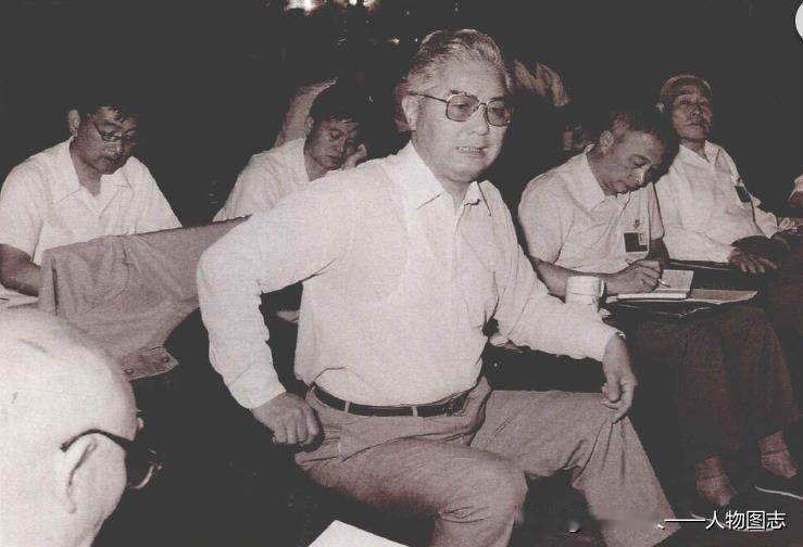 1983年6月8日，荣毅仁在六届全国人大一次会议上海小组审议政府工作报告。