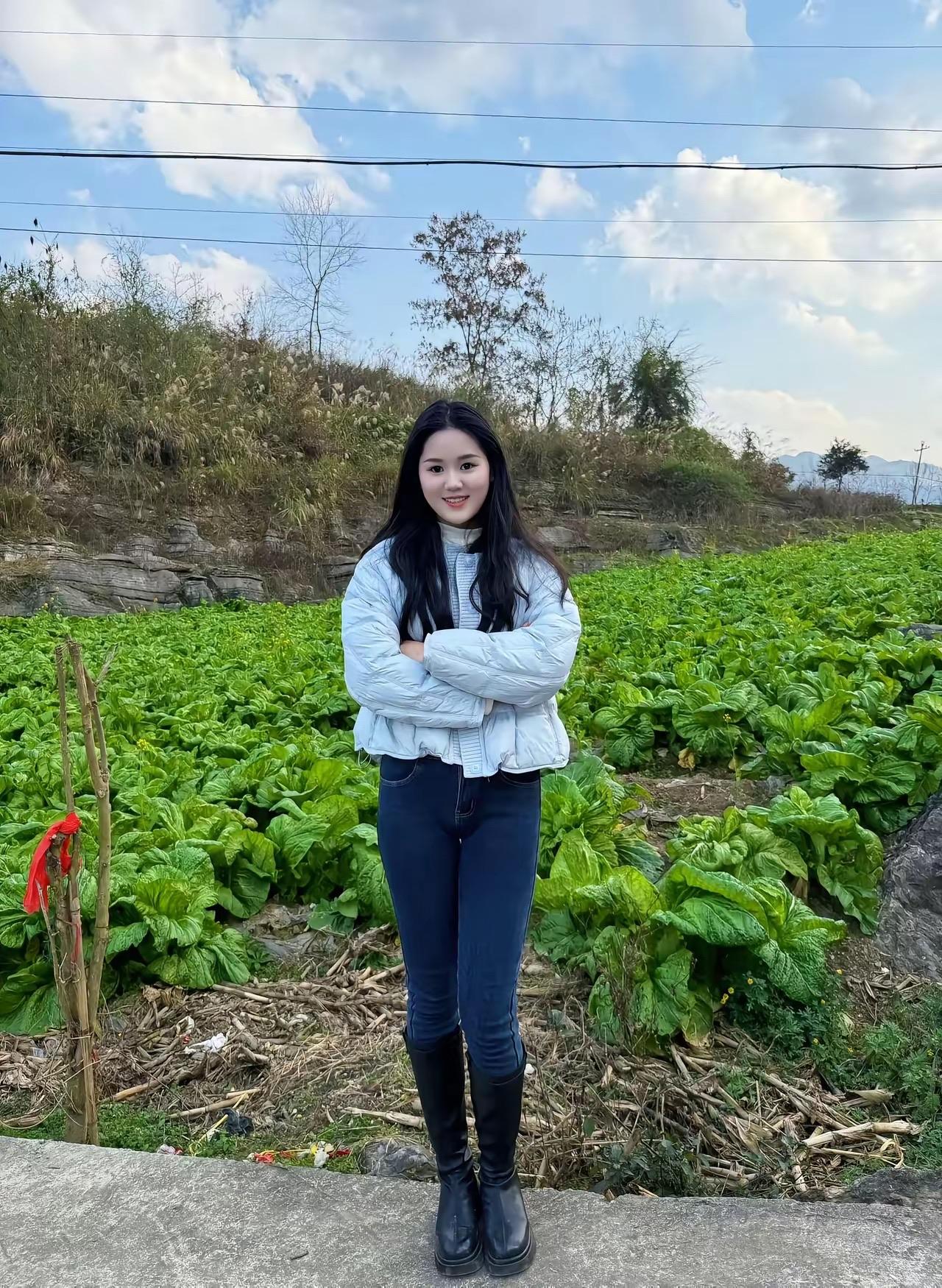 一个女孩最大的魅力是什么?田园少女，绿意盎然，微笑面对每一天！🌿😊