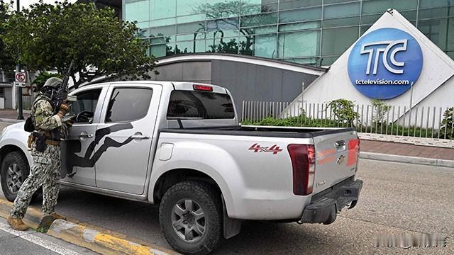 厄瓜多尔多地发生暴乱，总统诺沃亚宣布将采取特殊手段应对。
 
当地时间1月8日，