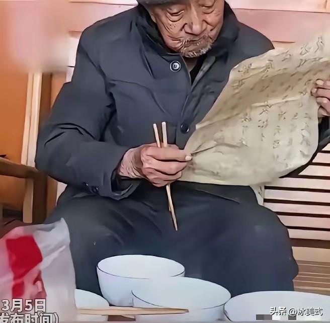 河北，100岁老大爷特意来看81岁的儿子，看到父亲来了，哪怕平时在家里辈分最高的