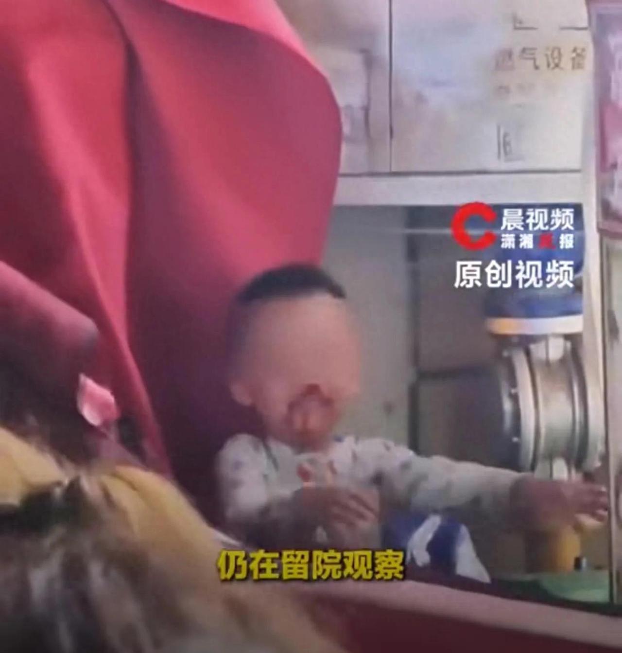 3岁男童从10楼坠下被水果店雨棚接住，店主：换雨棚980元，男孩父亲转来1000