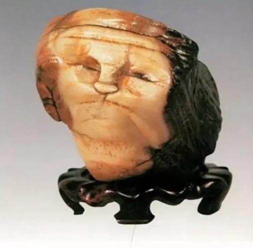 1997年，宁夏小伙在中蒙边境出差时用150元买下一块“人面石”，没想到4年后经