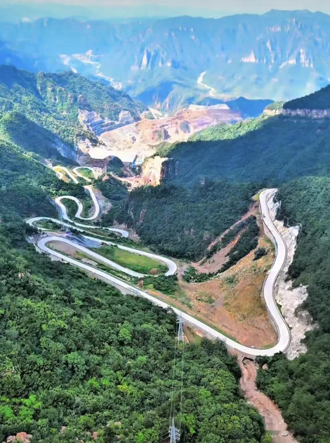 南太行路况信息早知道:
辉县天柱沟与黄崖底之间的道路因施工在省界处挖断了，车辆不