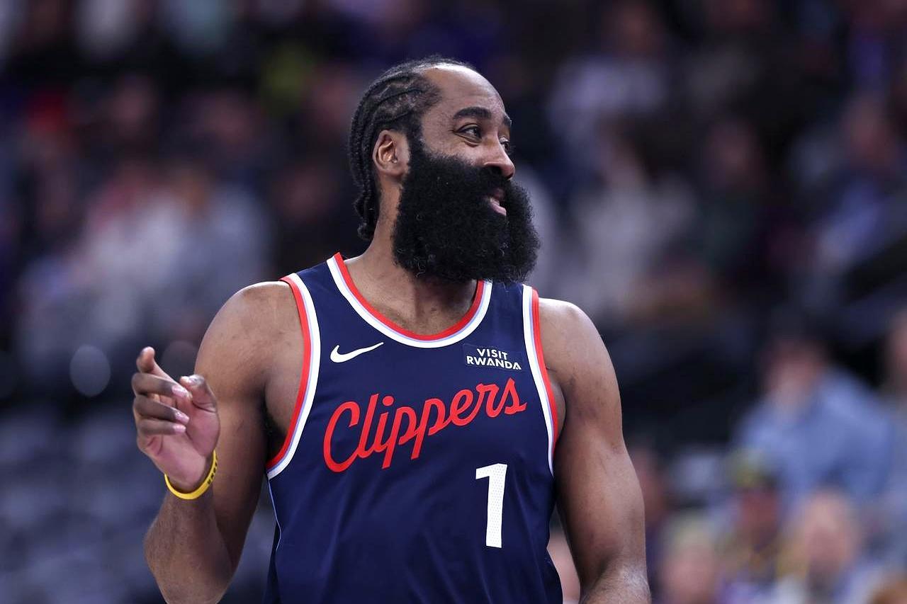 快船宁愿等三年，也不给哈登一份养老合同。
 
摊牌了。快船把36岁的哈登直接送到