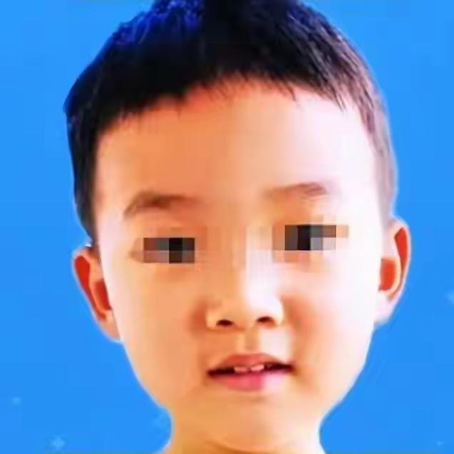 奶奶转身晾了一件衣服，前后不到两分钟。再回头，门口那个穿紫色短袖的3岁男孩，没了