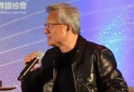 黄仁勋承认后悔！他本想带美芯片技术携手东方大国，却没想到局势突变，让他直言 “早