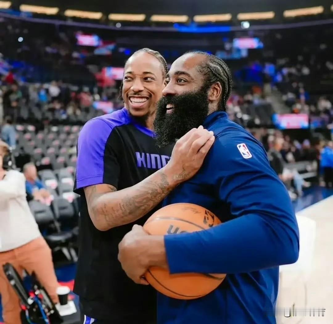 同届3名球员总得分超过25000分，德罗赞总得分能咬着库里和哈登也真是厉害：
