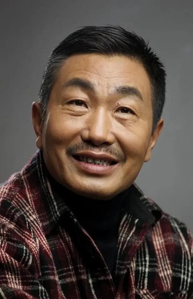 节目中，杜源回忆分房子的往事，气愤难平的说:分房的时候，厂长给自己孩子、小姨子都