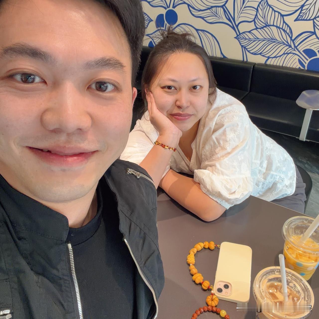 今天可太难得，薇姐终于放假了，她能歇上一天，比啥都强。

上午我俩一起去洗了个澡