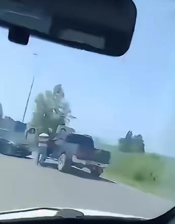 明明知道自己离开公路，会被以军士兵打死，但是这个黎巴嫩真主党武装人员，为了避免伤