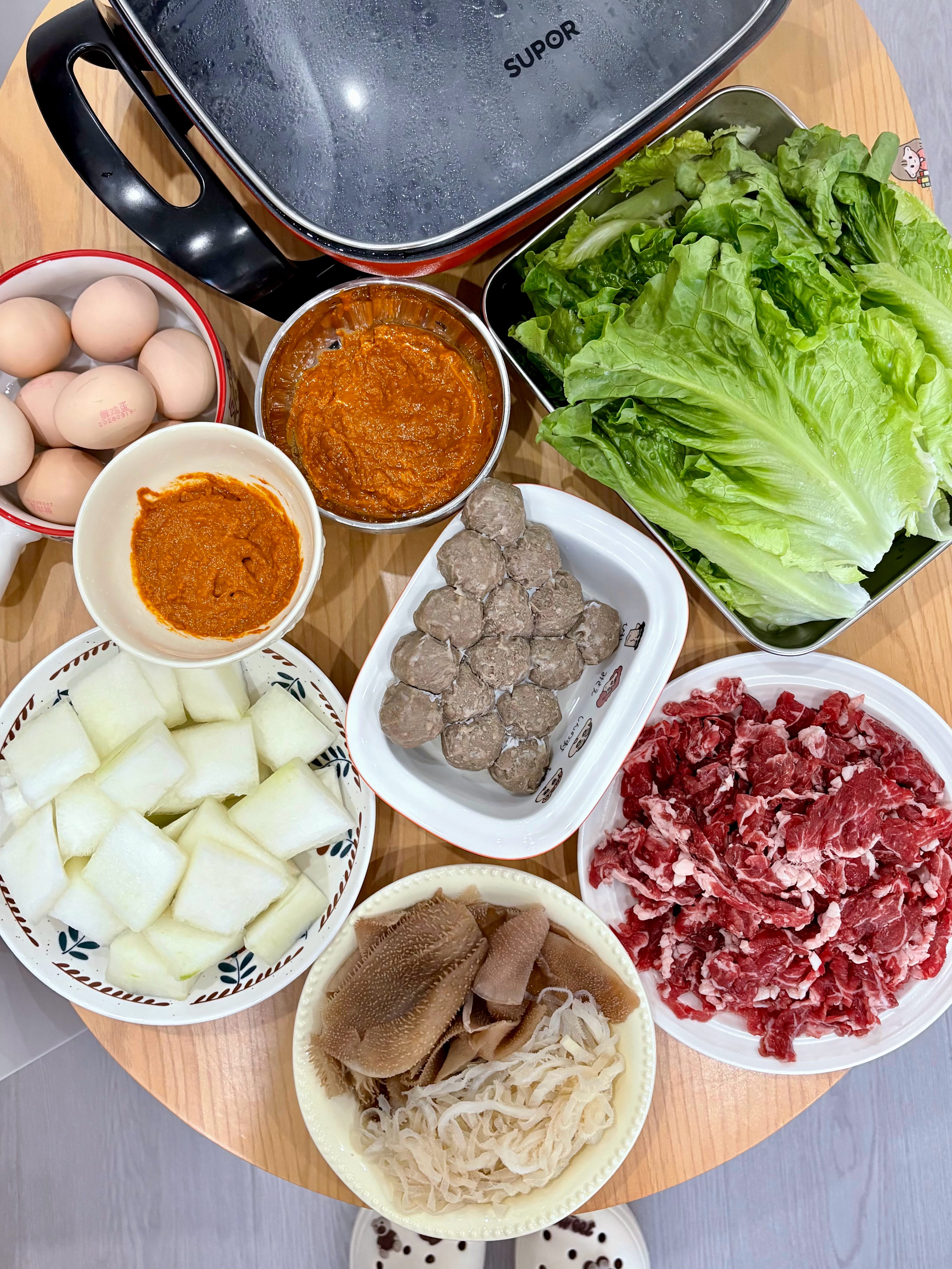 晚上不饿陪男的吃火锅牛肉 毛肚 百叶 生菜我爱哈哈哈桥头蘸料辣的好吃喝一个酸奶喝