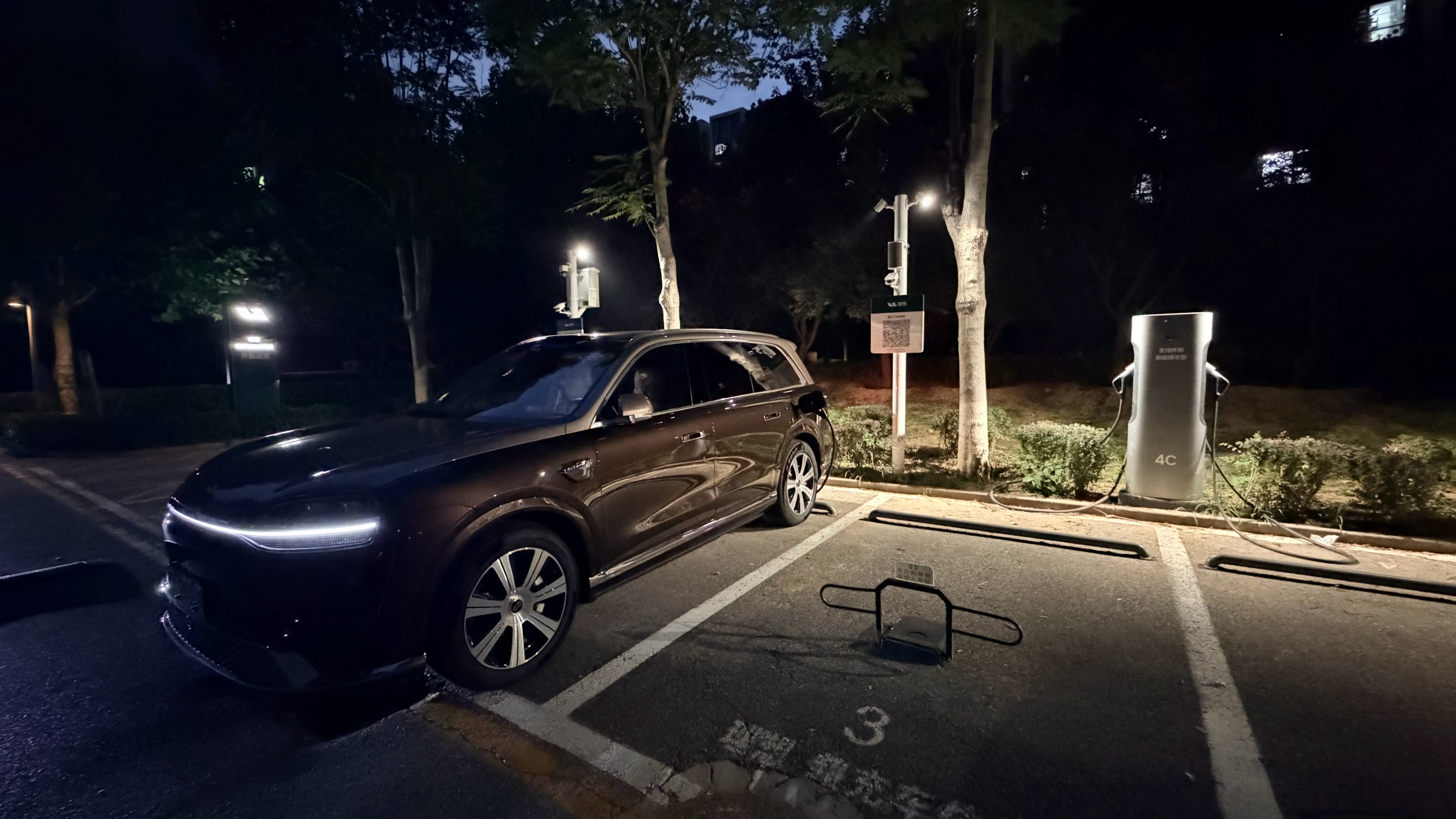 理想4C 桩上，问界 M9直接吃满了250kW问界m9