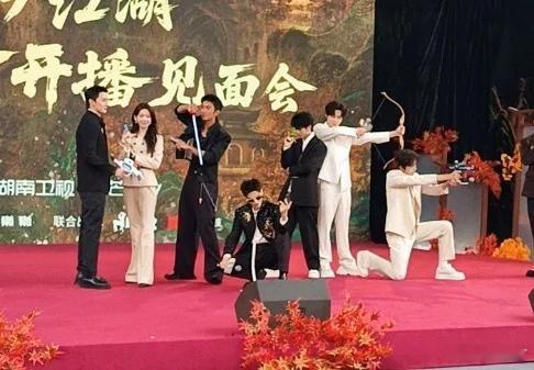 水龙吟开播见面会水龙吟开播排面 开播排面太绝了！见面会俊男靓女同框超养眼，跳舞环