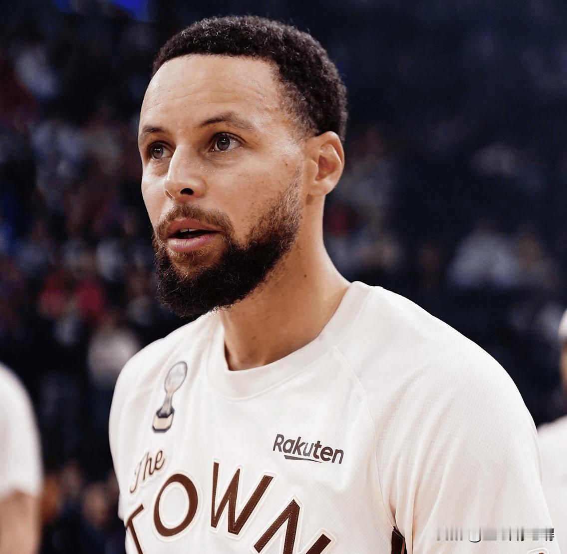 库里这右膝又伤了，准确的说这个伤势困扰他整个赛季了，不过勇士目前排名还算稳定，基