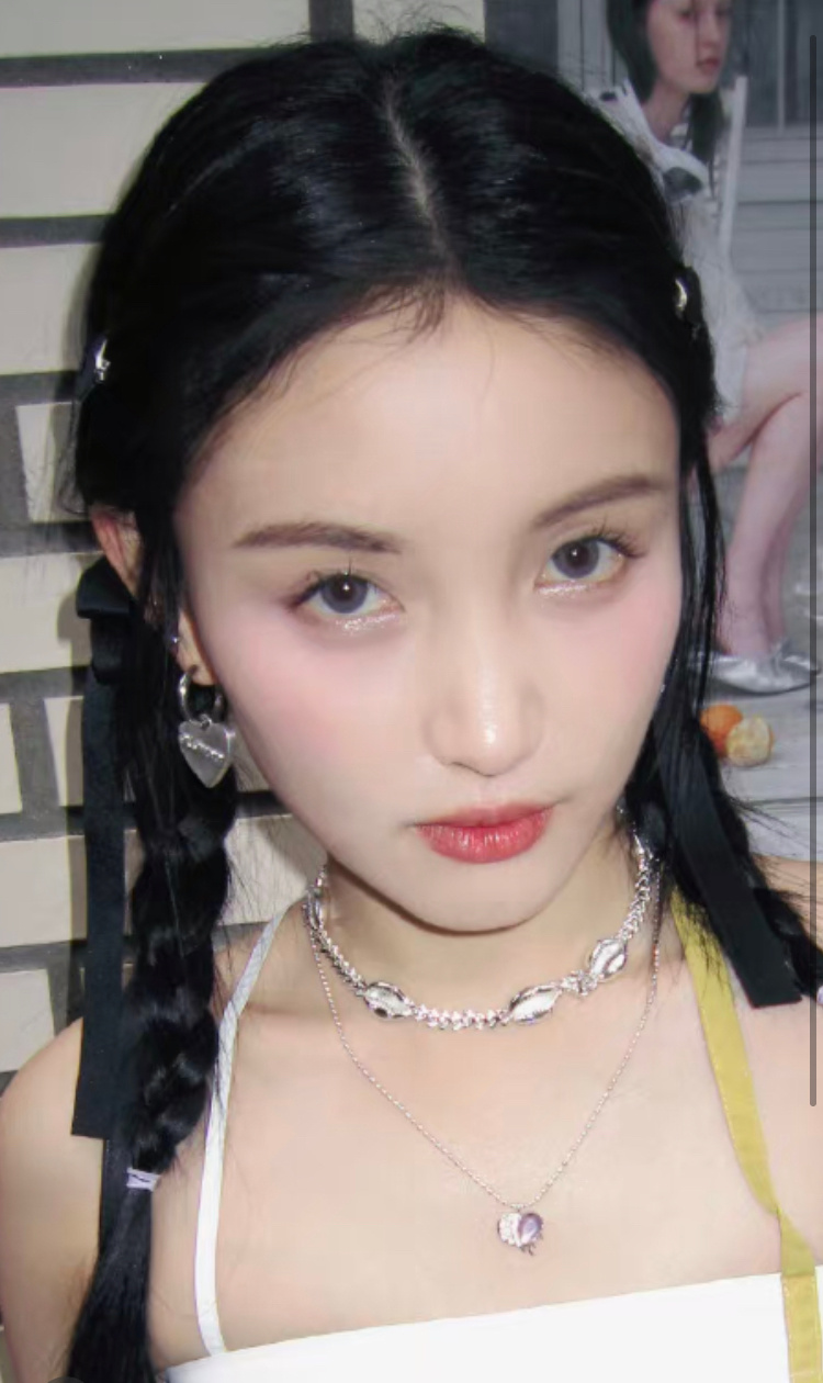 看林小宅的照片总有一种阿姨装嫩的感觉，她才27啊，为什么给人的感觉不像年轻人。 