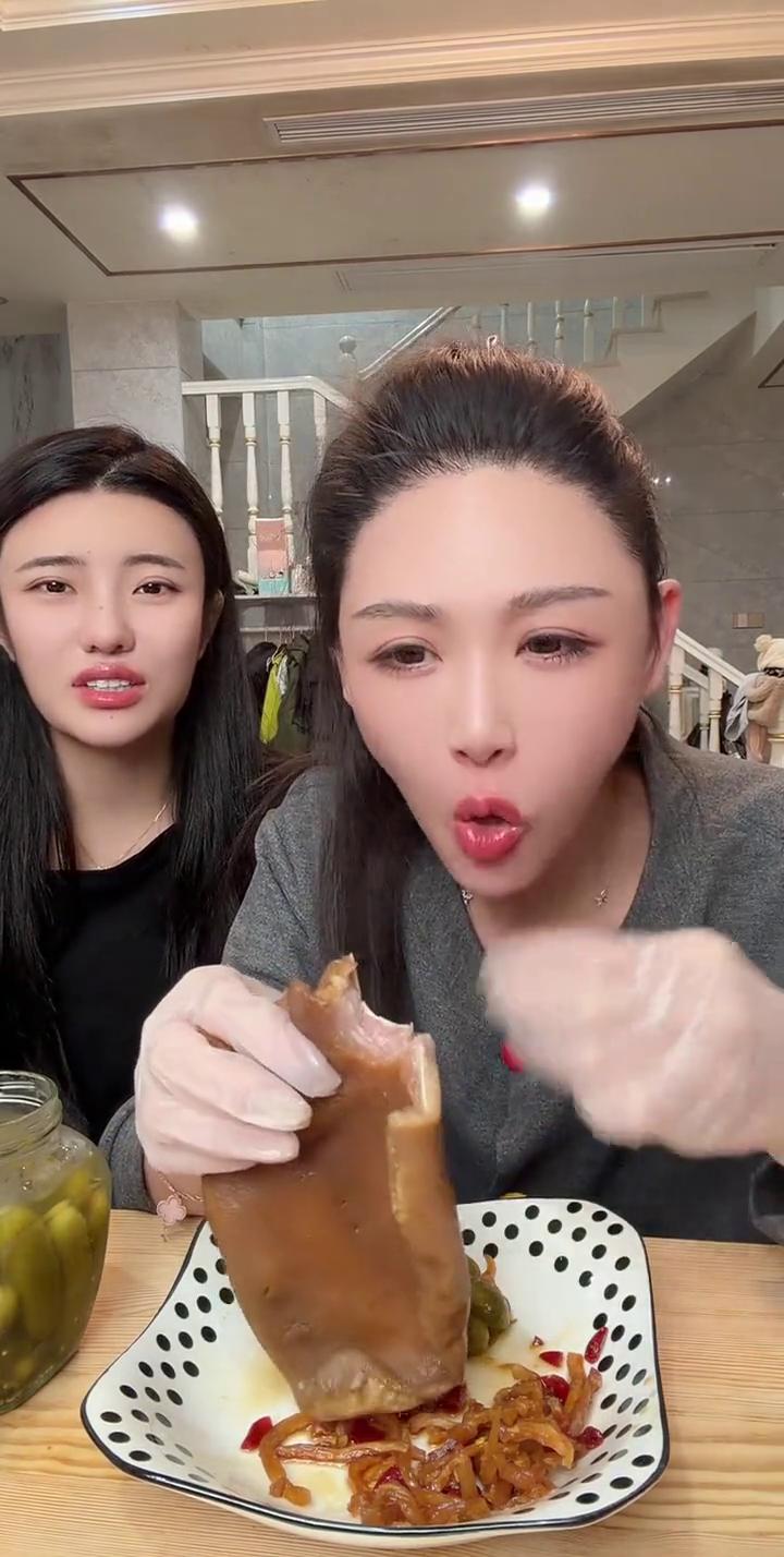 看有没有刷到那家伙有抱俩猪耳朵啃的，那叫猪耳哥，猪大姐，山东的猪耳根，软糯猪耳根