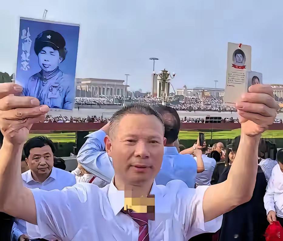 这下出名了​不仅北京，全国人民都知道了​何正全在观礼台上举着两张照片，左边是父亲