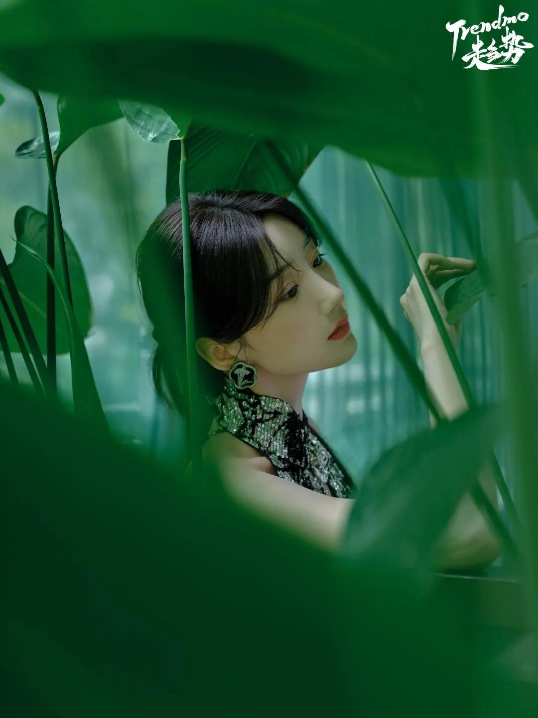 一弯清浅，兜不住盈盈荷香。一丛风荷，托起舟上旅人的清梦。新叶娉婷，怀着与风云相搏