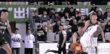今晚CBA常规赛同曦男篮对阵吉林男篮比赛第二节过半，吉林外援琼斯运球进攻时出现失