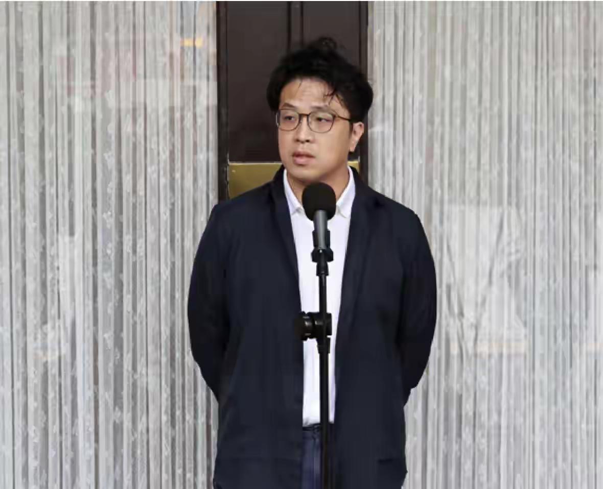 民进党今（3）日召开中常会

会上有个场面，挺有意思。

赖清德听完一个建议，眼