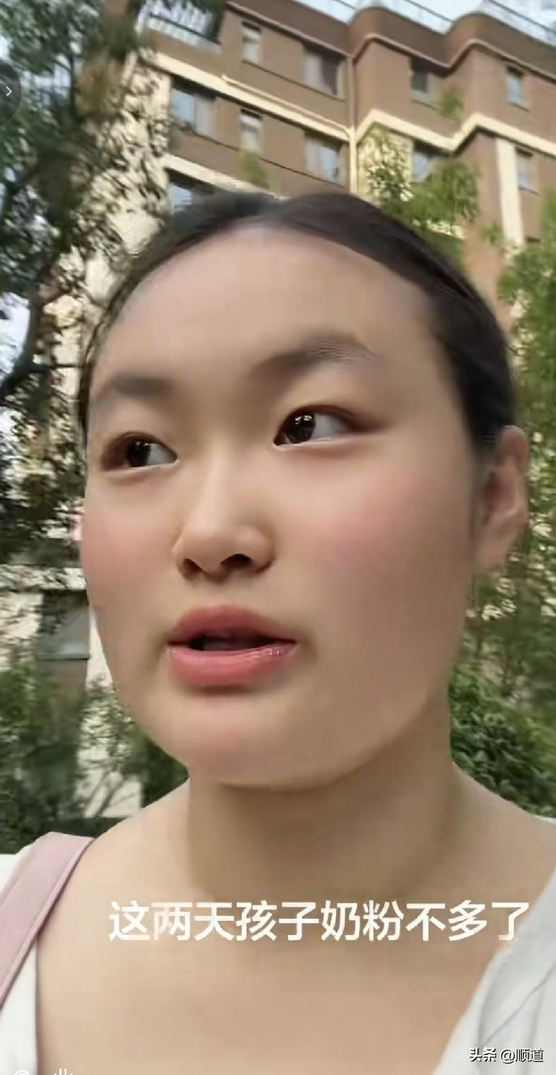 宝妈才生完宝宝一个月，奶粉没了，于是他告诉了老公。
正好她外出路过卖奶粉的，她问