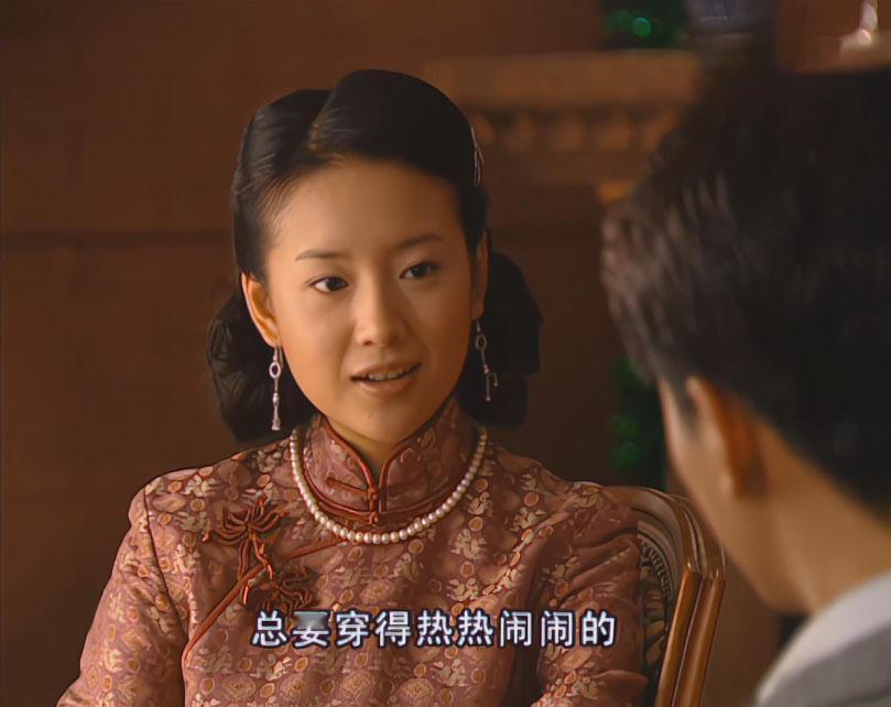自从结婚以后，冷清秋也开始戴珍珠项链了，打扮得越来越富太太，跟婚前素净的少女风格