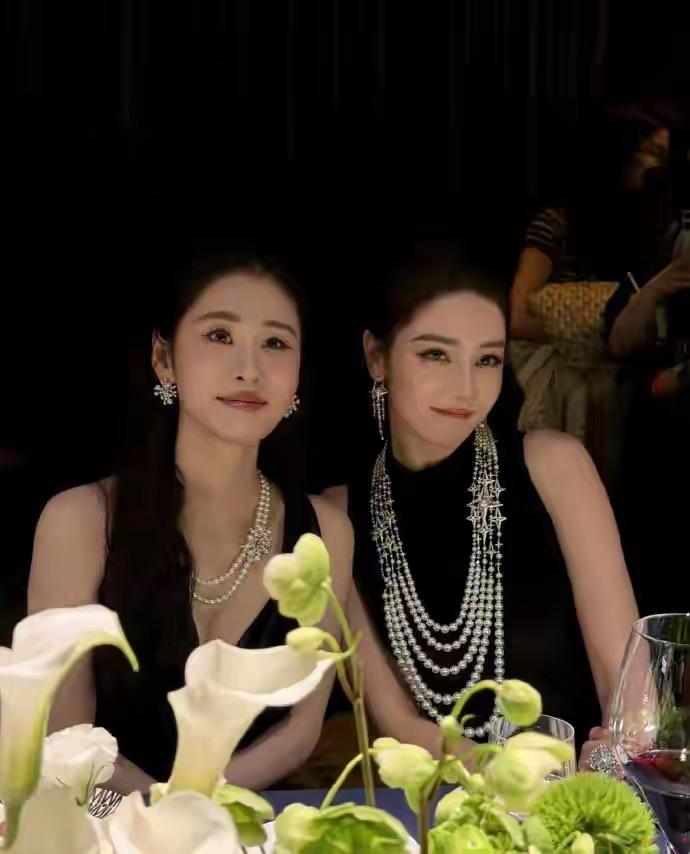 张碧晨在采访聊起和迪丽热巴同台活动，直言近距离见到热巴直接被惊艳到看迷糊。她笑称