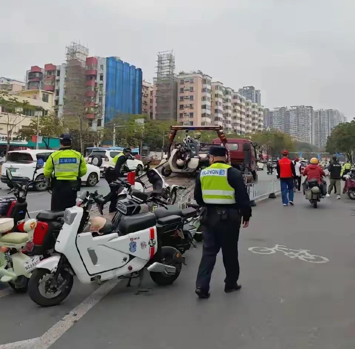 开电动车🛵只要戴头盔、不改装、不调速、遵守交通规则，交警蜀黍看见我都只会向我敬