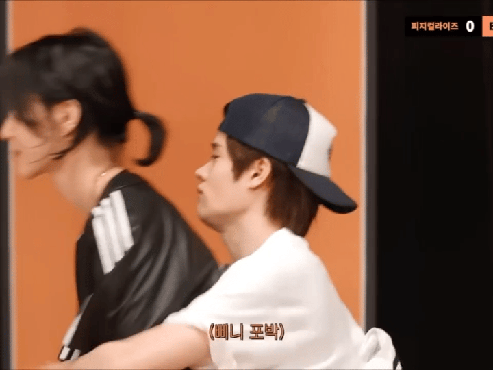 李炤熙对背后抱着朴元彬晃动臀部干嘛呢 