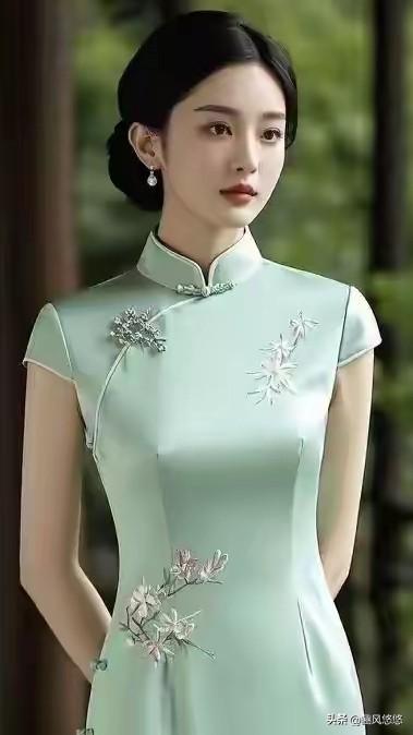上联：心有繁花四季美，

下联：胸藏丘壑百年雅。

（网图侵删）