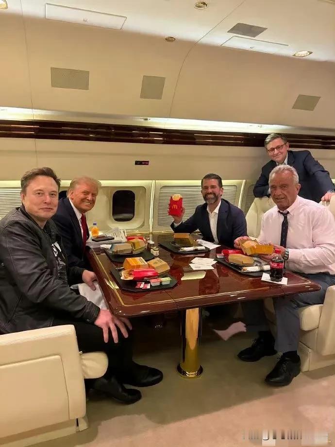 这些亿万富翁啊，看着他们每天吃的，好像也没啥特别好吃的。身价那么高，天天吃来吃去