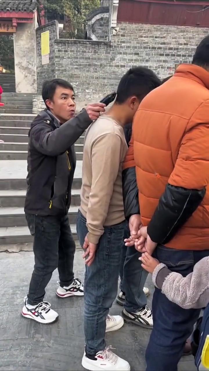 老表烤火哩，暖和的很，你也来烤会儿。恭喜发财。