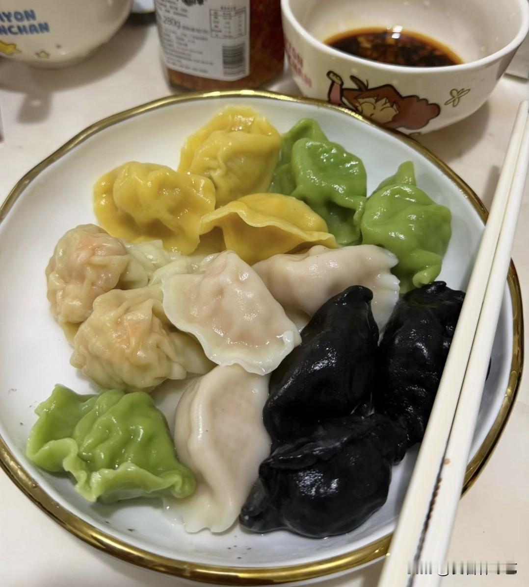 秋日生活打卡季一盘五彩水饺色泽鲜亮，黑绿黄白各色饺子满满当当。蘸上鲜香料汁，皮薄