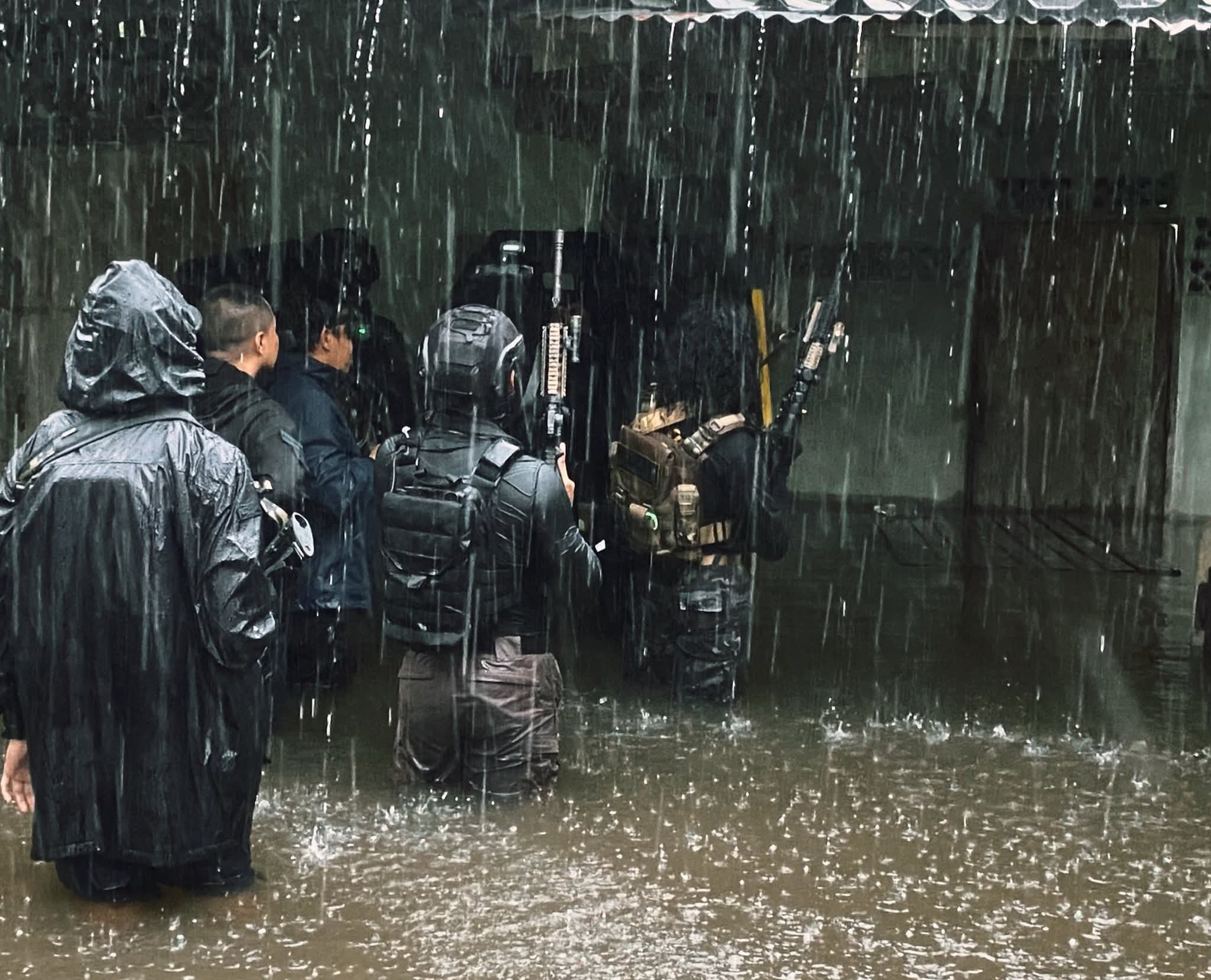 近日泰国南部边境宋卡府地区受强降雨天气影响发生洪灾，南部边境联合特遣队在协助救灾
