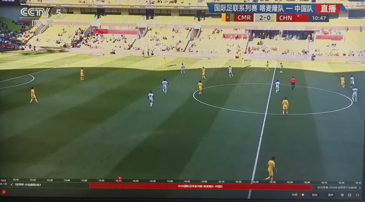 十分钟，国足被喀麦隆进了两个球了！感觉太紧了，被打懵了！
任意球，角球完全罚不出