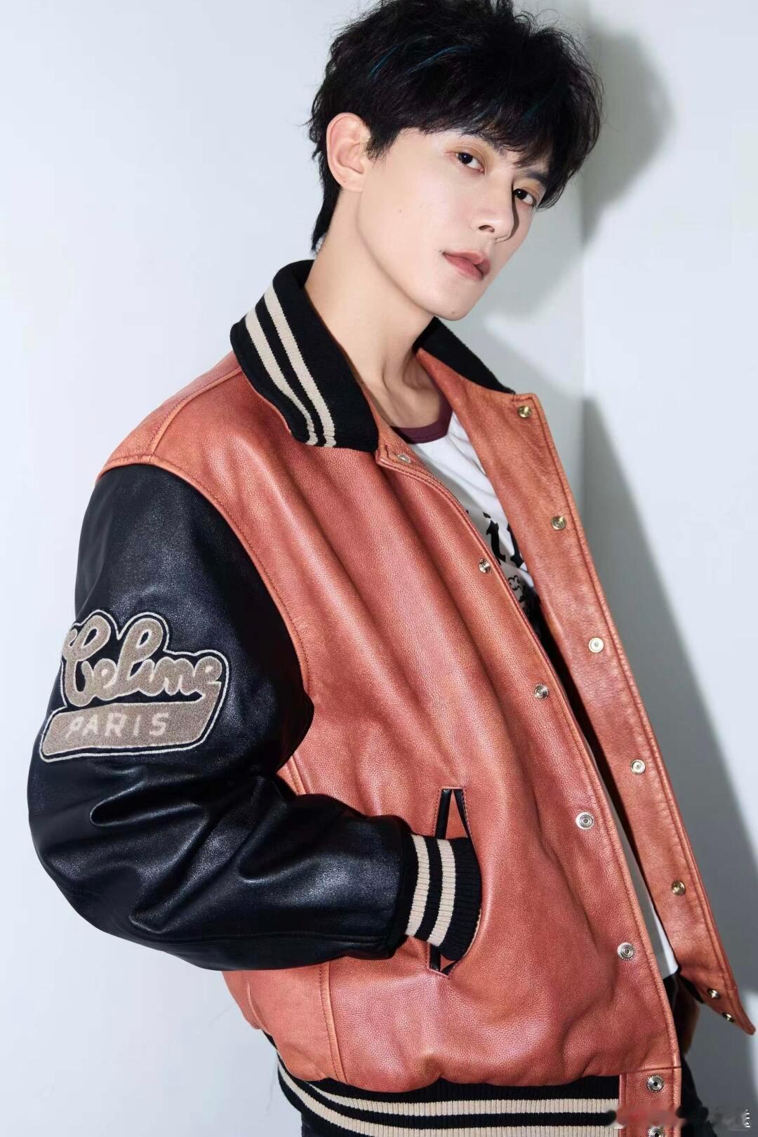 邓凯回应一夜爆红邓凯 新人美时期很珍贵 邓凯在采访里谈吐温柔又沉稳，长相清俊耐看