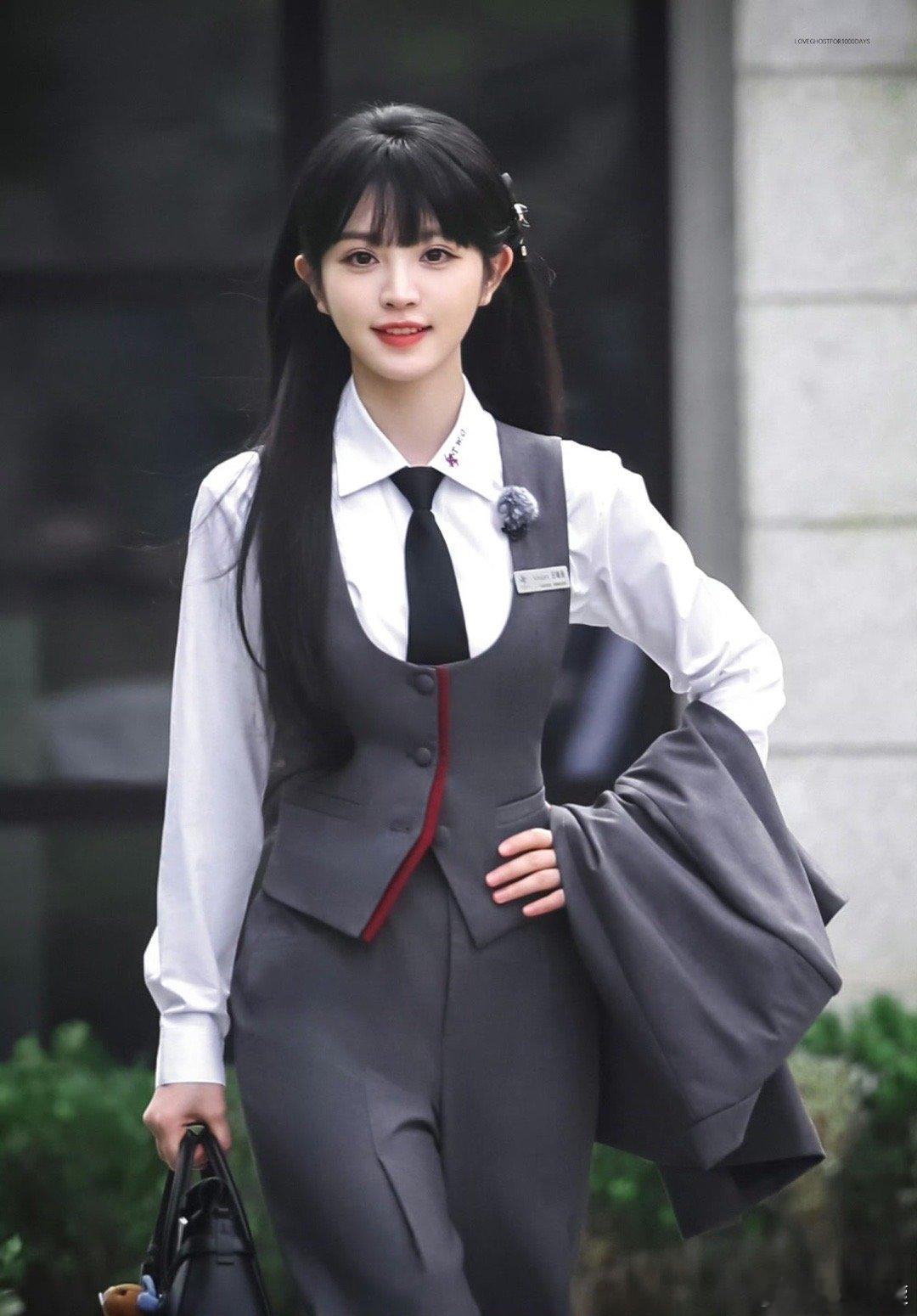 快来看看穿制服的小田呀[爱慕][爱慕][爱慕]真的太美了吧！！！简直美到我的心巴
