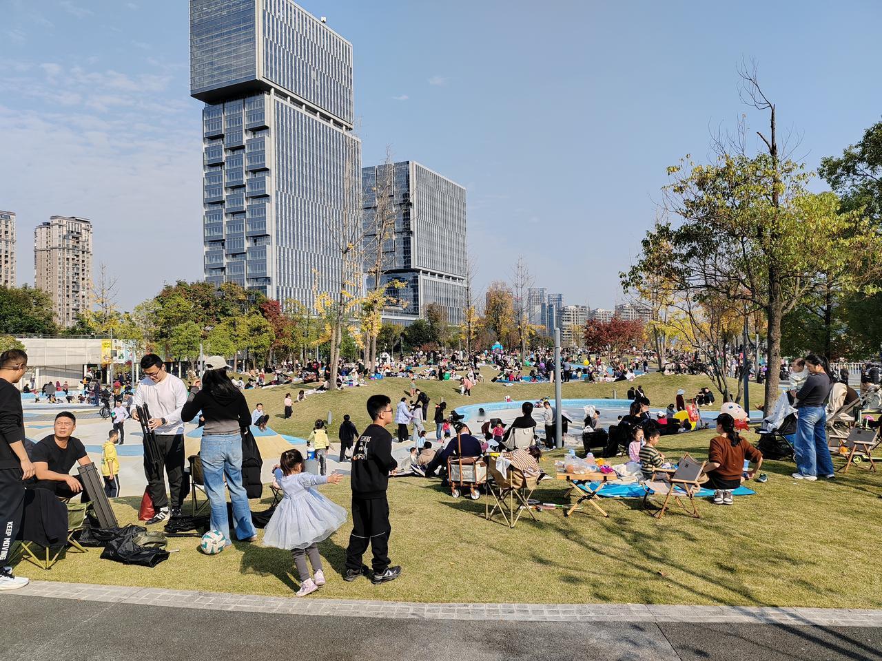 为什么短剧会成为流行趋势 秋日公园野餐，阳光洒满草坪，笑语盈盈。