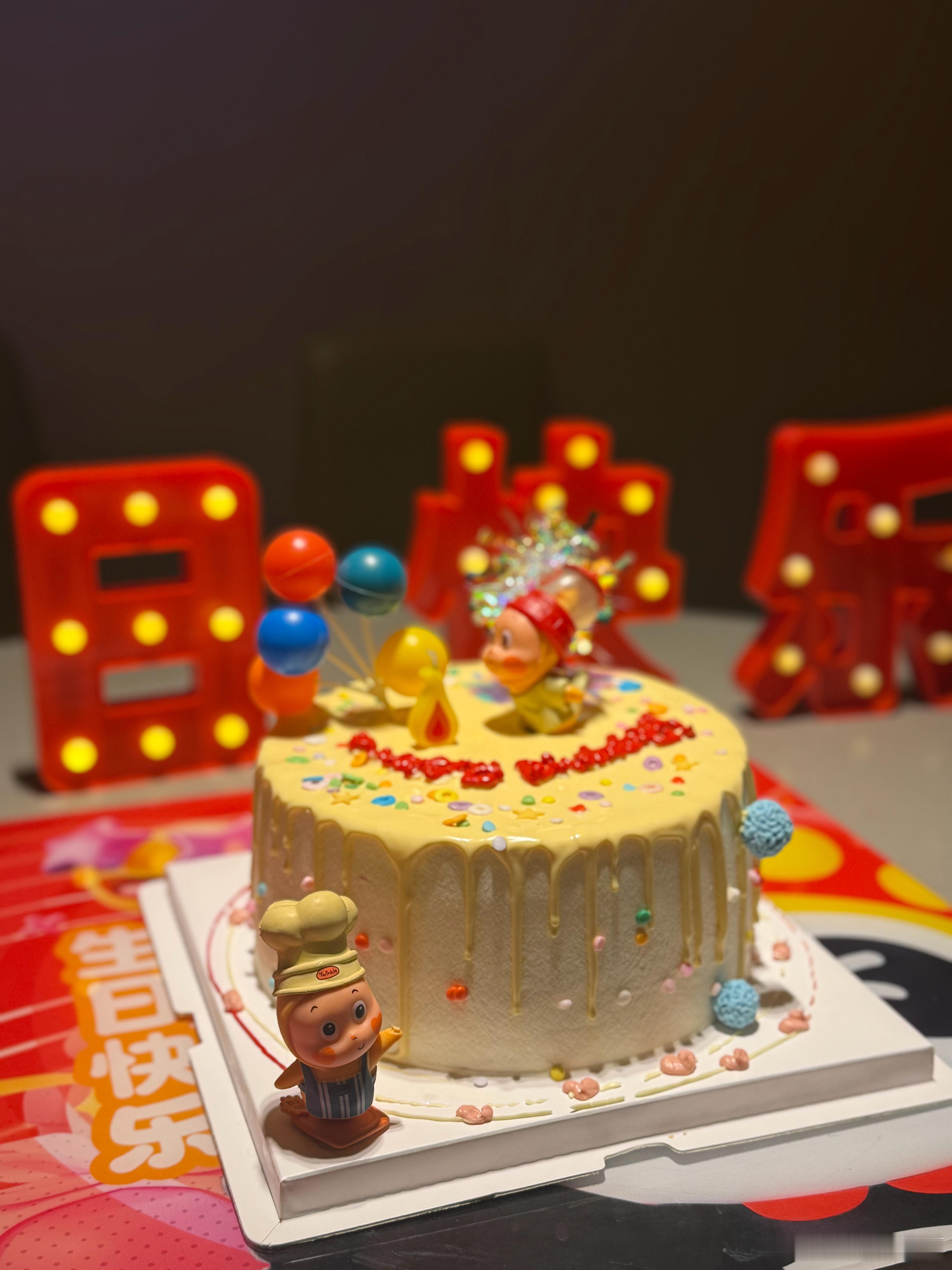 以前过生日起码过两天，最少喝4场还要化妆，请摄影师，布置包厢，闺蜜们的服装也得统