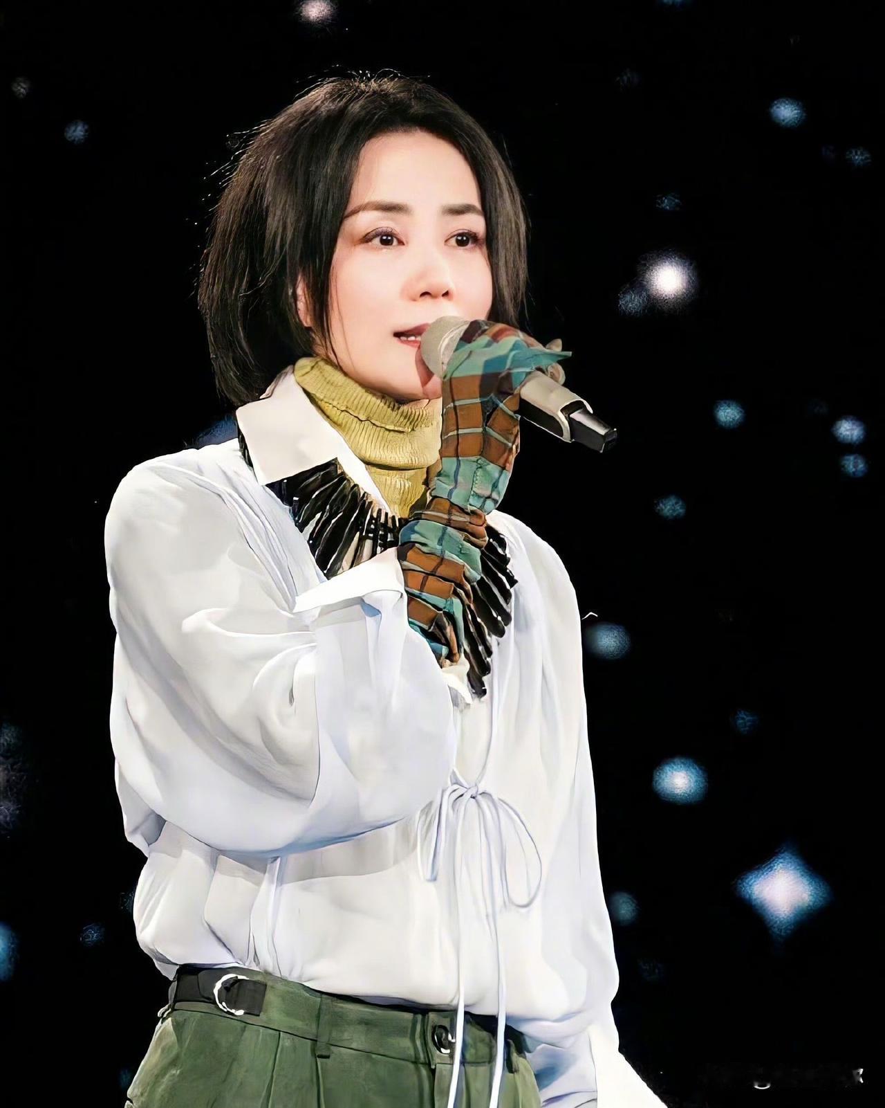 王菲新歌《主角》被批难听，资深菲迷也说听不了第二遍。但她早就不靠专辑挣钱、不靠露