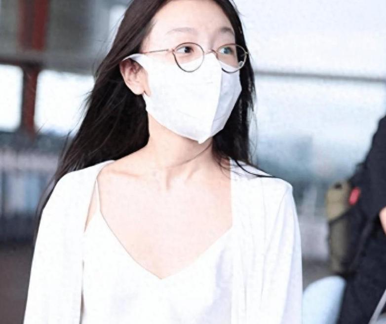 两位女明星现身乌镇，周冬雨被嘲普通，赵露思身高暴露缺点！
最近，周冬雨和赵露思现