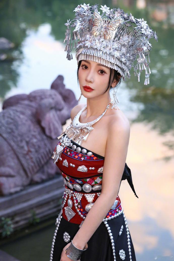柳岩穿上少数民族服饰，多姿多彩美美哒
