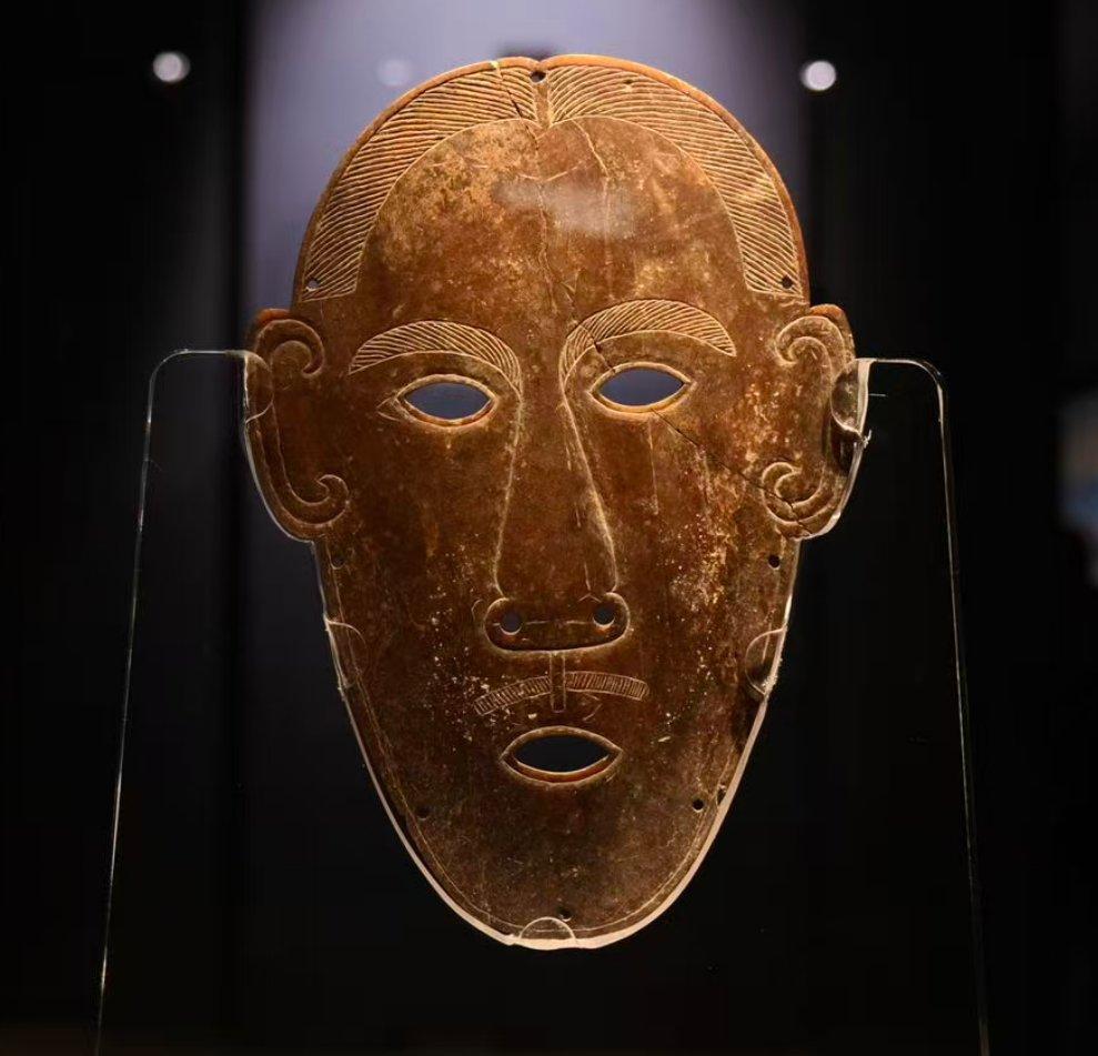 大师带回了荆州博物馆的楚玉玉覆面高清大图。 
如我所论，高古玉但凡出现玉人，无一