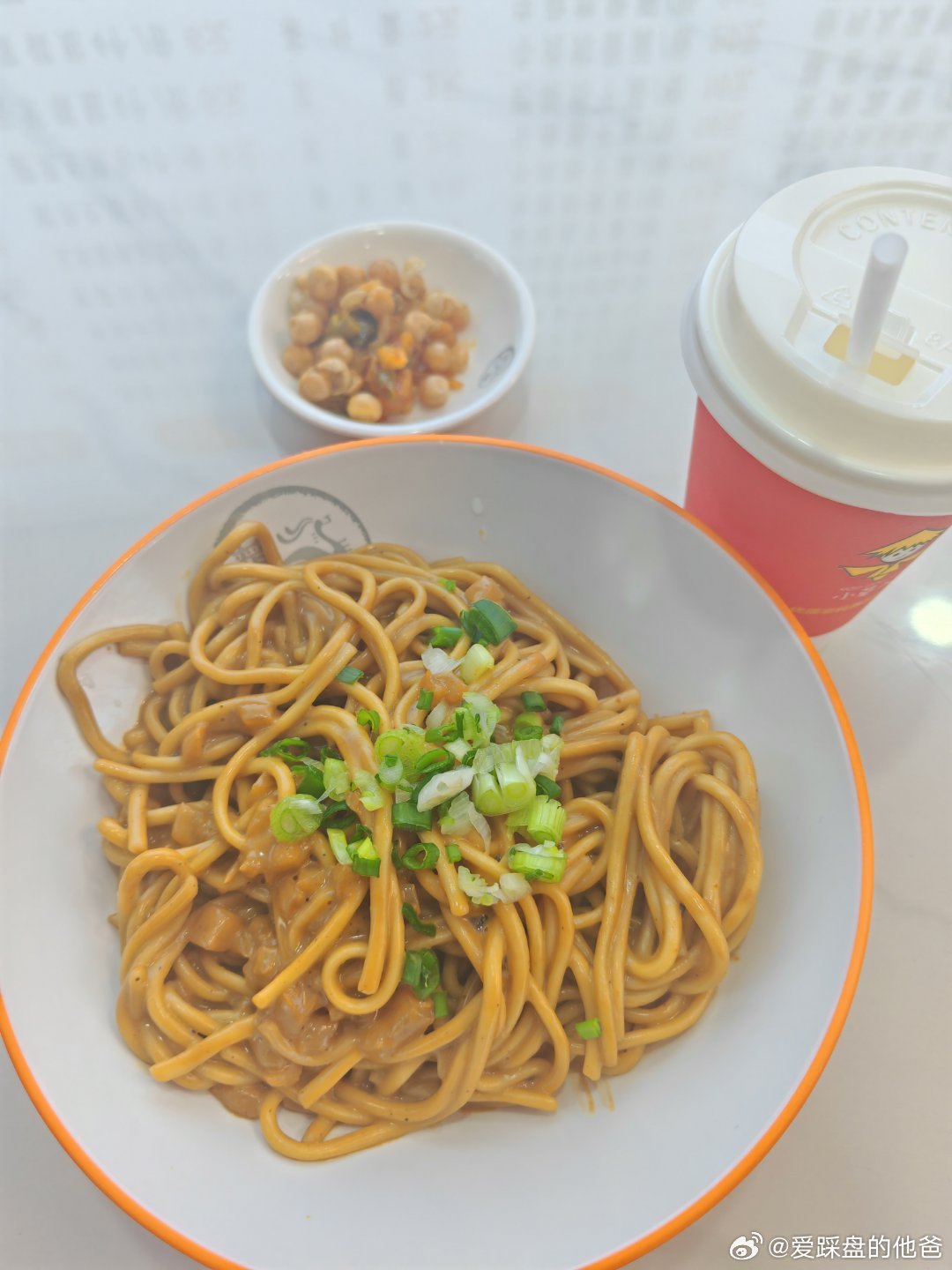 早餐是武汉热干面和豆浆，10元。 