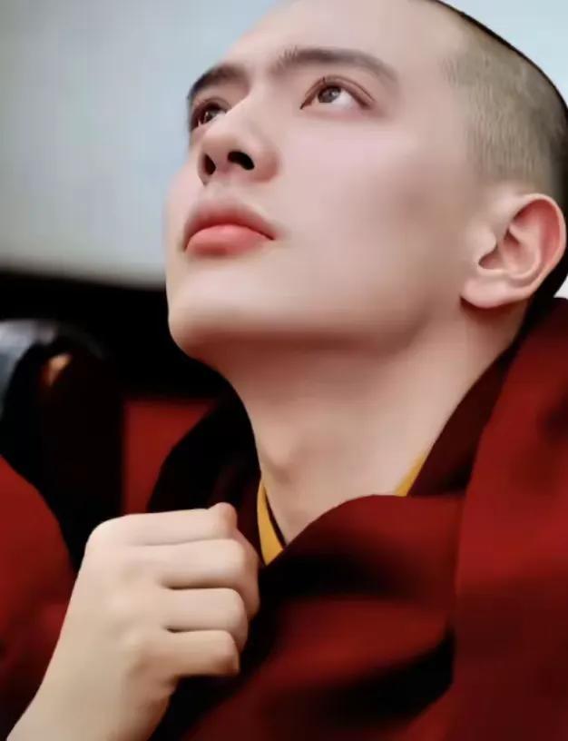 西藏活佛达隆爆火，不是因为活佛身份和佛学知识，而是因为颜值而走红。达隆活佛今年2